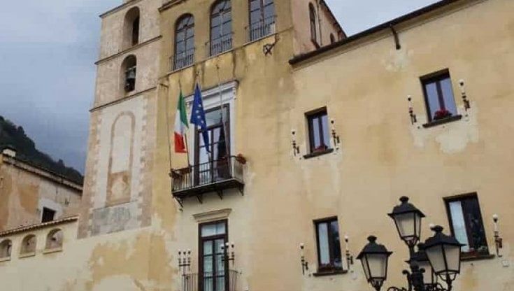Fiamme nel Comune di Amalfi: pompieri nell'ufficio Anagrafe