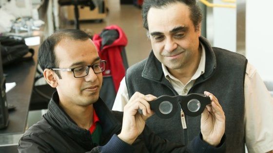 Addio doppi occhiali, ora ci sono le lenti smart: la messa a fuoco è automatica