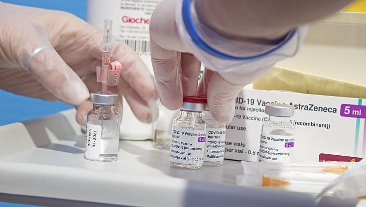 "AstraZeneca venga somministrato ai politici così i cittadini si fideranno": la proposta del consigliere regionale della Puglia