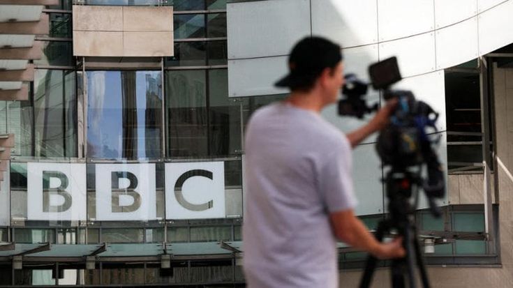 Bbc, aumentano gli evasori del canone e i giovani fuggono. Nuovi tagli per sostenere i conti