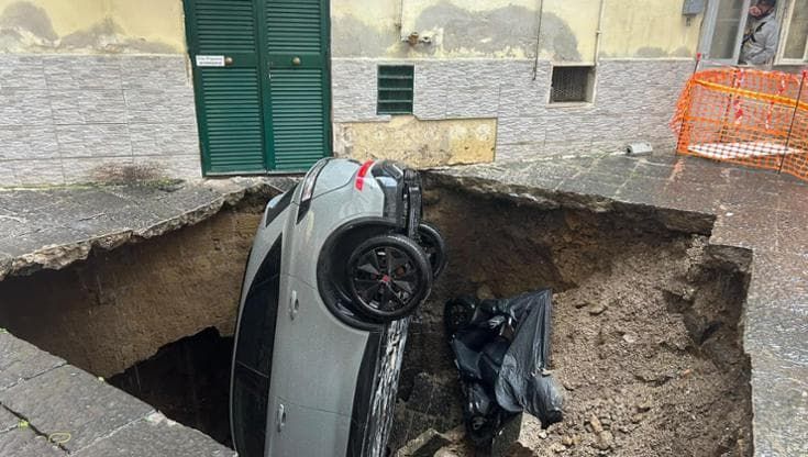 Materdei, dopo la voragine che ha inghiottito l’auto evacuato l’intero palazzo
