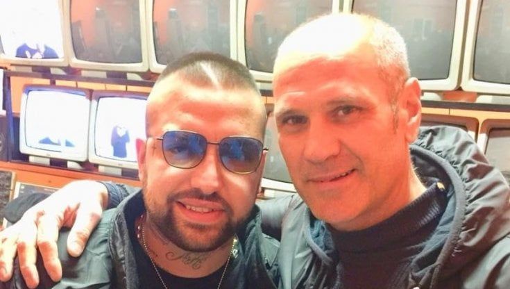 Il re dei neomelodici amico dei boss ha sede in un locale del Comune