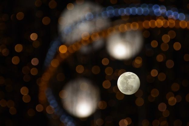 Salerno, la luna piena tra le luci d'artista
