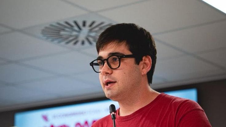 Simone Montori, della Rete studenti medi: “Qui si tira avanti con il baratto e libri al 50%”