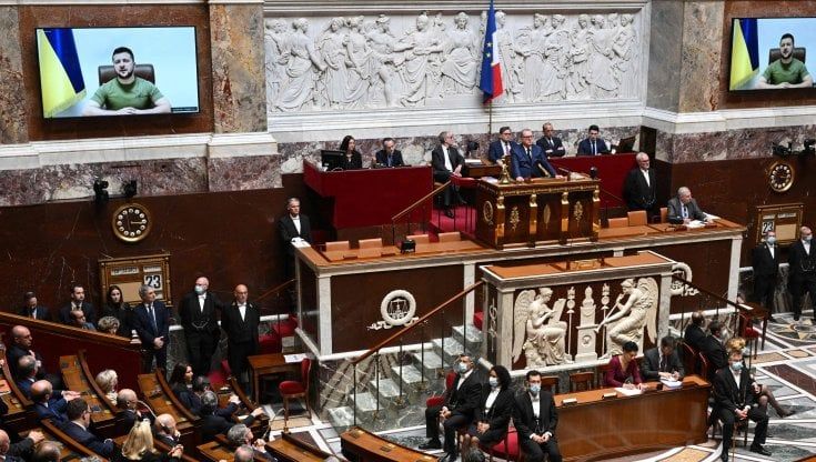 Zelensky al parlamento francese: "In Ucraina è in corso una guerra contro libertà, uguaglianza e fraternità". E chiede alle aziende di lasciare la Russia