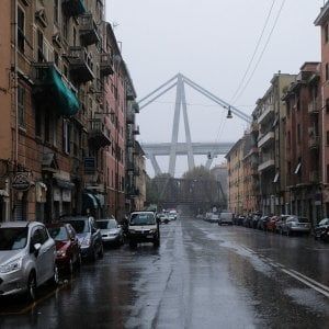 Poca voglia di festa, ma si accendono le luci