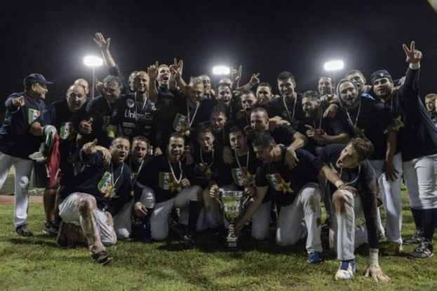 Baseball, il Bologna vince il decimo scudetto e la stella sotto il diluvio