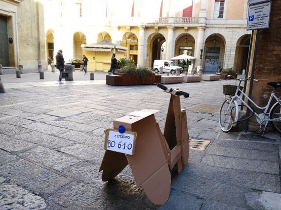 "Per il Comune siamo zero": Bologna, protesta con lo scooter di cartone