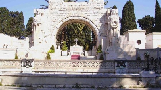 Bari, nel cimitero monumentale l'area per i defunti musulmani. Il Comune: "Atto dovuto"