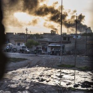 Mosul, l'orrore dei jihadisti in fuga: civili uccisi e appesi ai lampioni