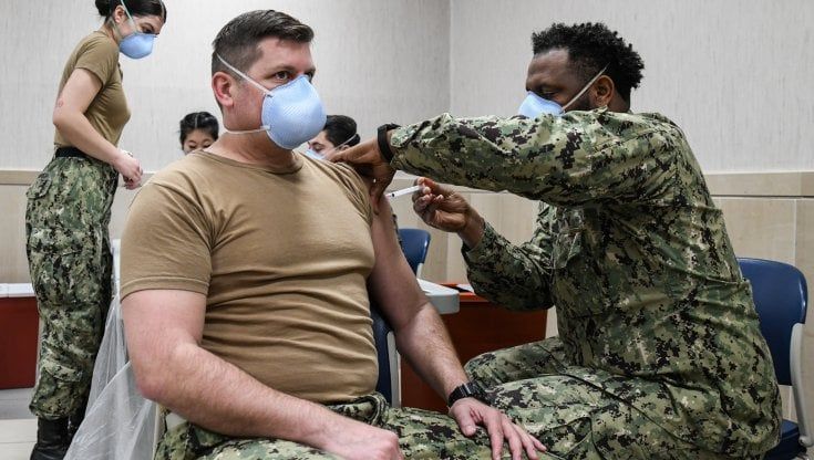 E i militari americani in Campania si vaccinano con "Moderna"