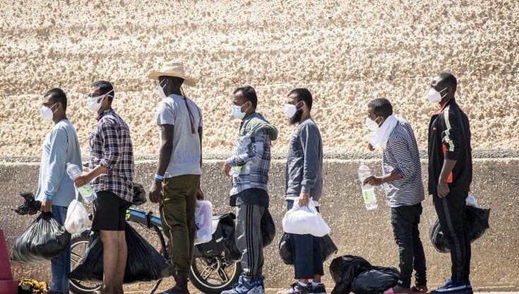 Genova, scontro sull'accoglienza. Il prefetto alza le quote, Don Giacomo, Fondazione Migrantes: "Costi insostenibili, non ce la facciamo"