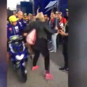 MotoGp Rossi e l'urto a una tifosa: "Le chiedo scusa, troppa gente nel paddock"
