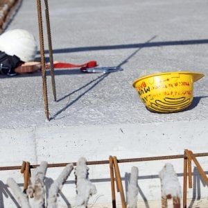Cuneo, operaio di 59 anni cade mentre lavora e muore in un cantiere