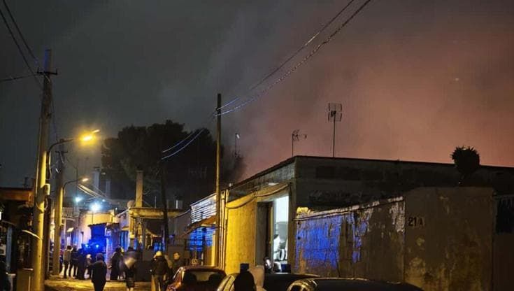 Bari, incendio in un deposito in zona Stanic: nell’area bombole gpl, sgomberate alcune abitazioni