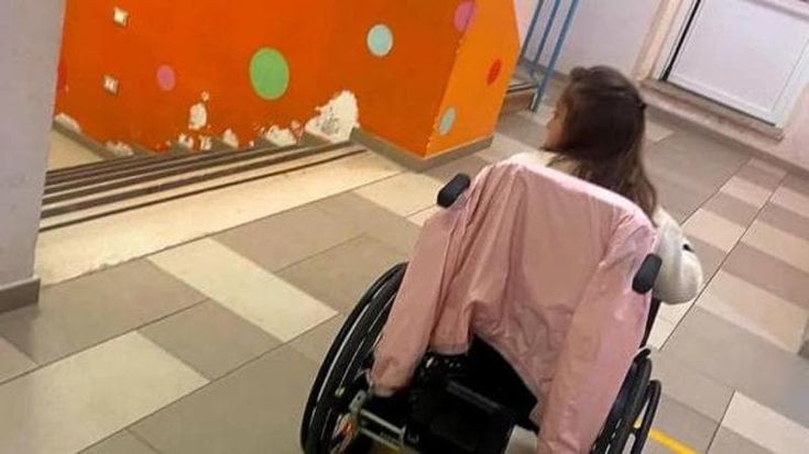 "Mia figlia dovrà entrare a scuola da un ingresso separato perché disabile, altro che inclusione"