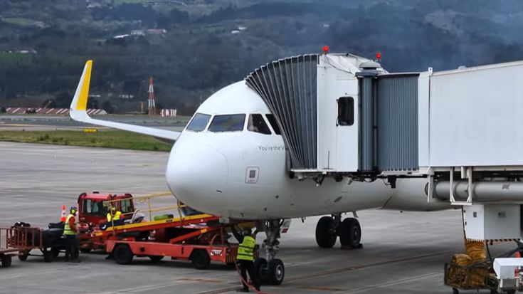 Vueling, 22 mensilità a chi non si oppone al licenziamento. In quindici trasferiti da Roma a Firenze
