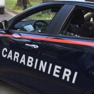 Minacciavono di morte le vittime, poi le rapinavano; cinque in manette 