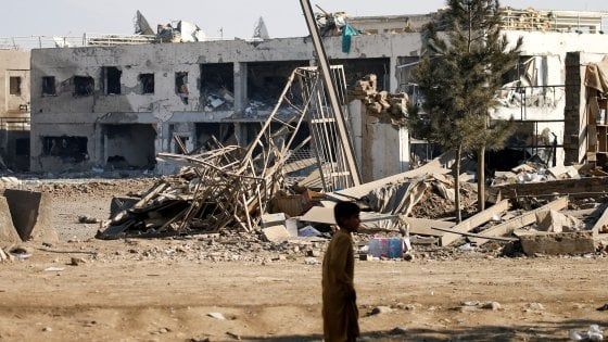 Afghanistan, autobomba davanti base militare Usa: morta una donna, oltre 50 feriti