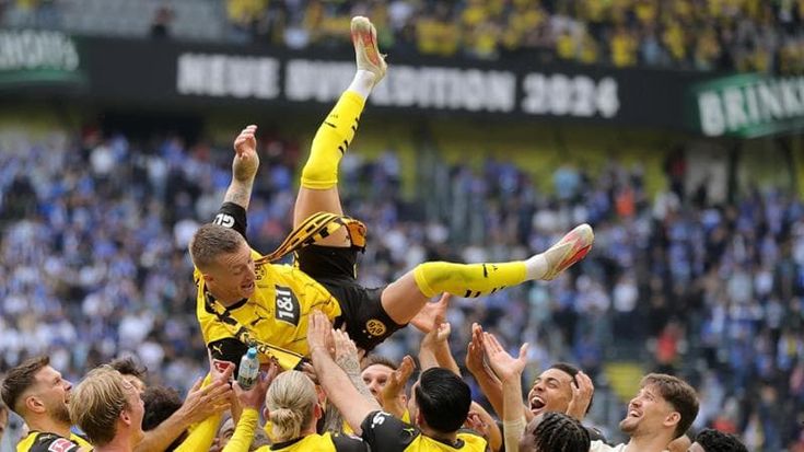 Reus paga una birra agli 81 mila tifosi presenti allo stadio per il suo addio al Dortmund