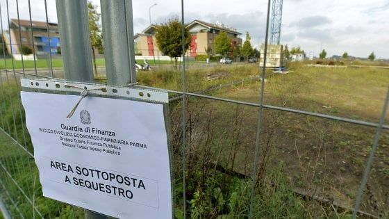 Affidamento dei lavori illegale: la Finanza sequestra due aree per le case popolari a Parma 