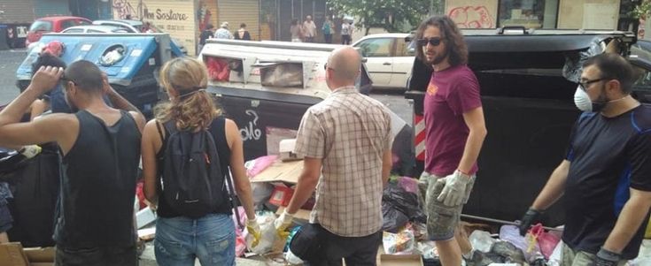 Roma, la denuncia dei residenti: "L'area giochi per i bambini invasa dagli scarafaggi" 