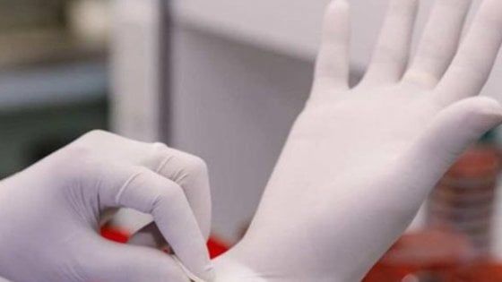 I guanti anti-Covid sono utili? L’infettivologo: “Meglio  un gel igienizzante”