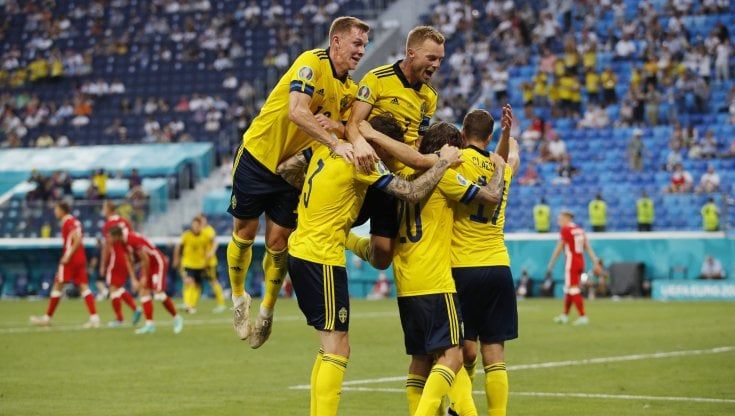 Europei, Svezia-Polonia 3-2: Forsberg trascina gli scandinavi, polacchi fuori nonostante Lewandowski