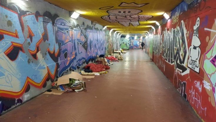 Quei cartoni tra i graffiti, viaggio nel sottopasso delle Cure diventato un dormitorio