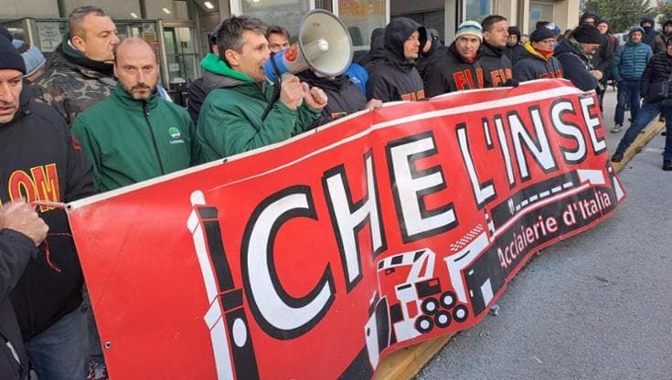 Ex Ilva in lotta a Genova per la salvezza, città divisa dai blocchi, notte in tenda e si riparte