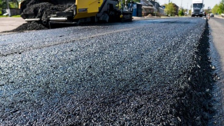 Tre milioni di mascherine per un km di super asfalto. Ecco l'idea per l'ambiente