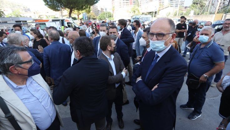 Letta: "La Sicilia ha bisogno di una svolta, Musumeci è inadeguato". E non scarta l'ipotesi Provenzano