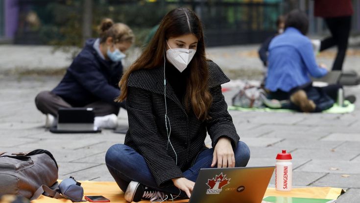 Le Regioni: i licei restino chiusi. L’Rt medio in Italia scende a 1. Da oggi via ai cambi di colore