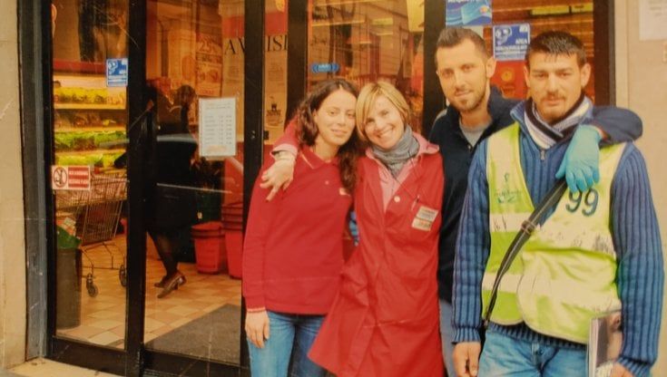 La favola di Giovanni, il senzatetto gentile davanti al supermercato: che alla fine lo ha assunto