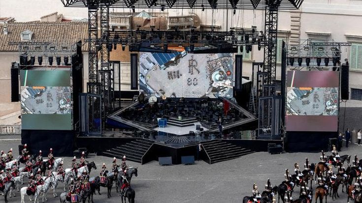 Artisti, sportivi e giovani, la festa è fuori dal palazzo: “Auguri cara Repubblica”