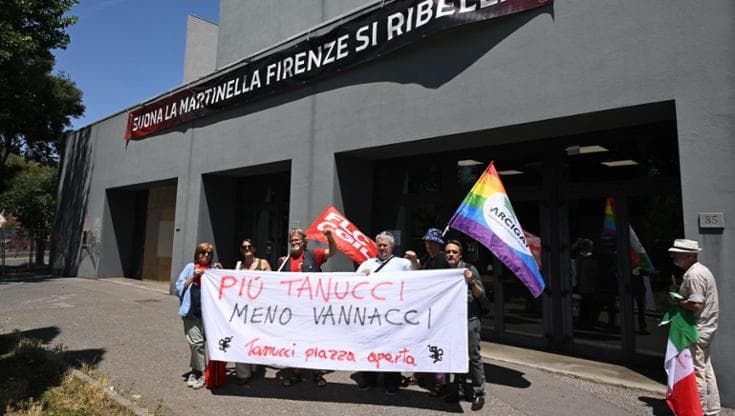 “Suona la Martinella, Firenze si ribella”: sono duecento le persone al presidio contro Vannacci