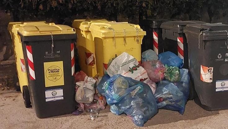 Plastica, la Puglia a un passo dall’emergenza: “Per ora se ne consumi di meno”