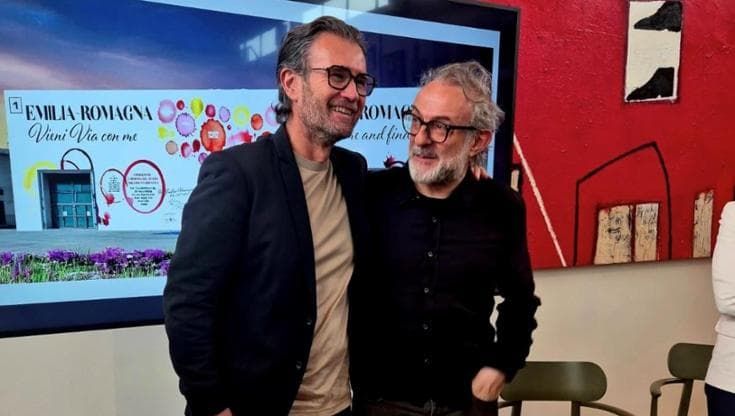 Emilia-Romagna al Vinitaly, Massimo Bottura passa il testimone a Carlo Cracco