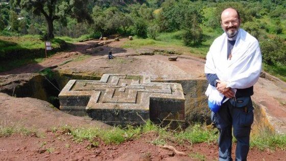 Don Fabio torna in corsia: il prete-medico si rimette il camice per combattere il coronavirus