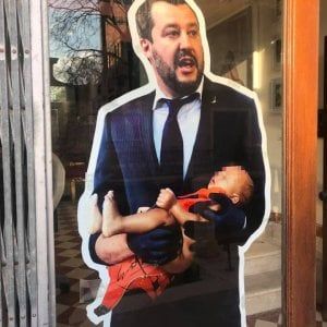 Salvini culla l'immigrato bebè: bufera su una mostra a Venezia