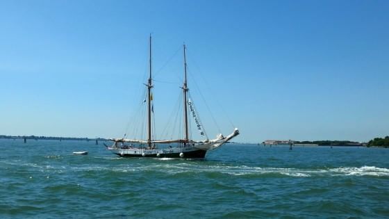 "Nei canali di Venezia galleggia un rifiuto ogni 13 metri"