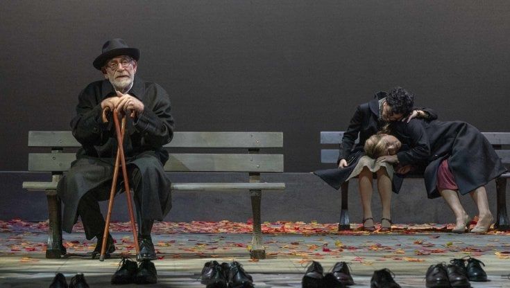 Carpentieri magistrale al teatro Biondo: un'invettiva sui fantasmi della storia