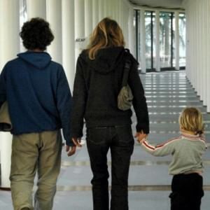 Adozioni, salta l'ipotesi di estenderle ai single. Via libera dal Senato al ddl