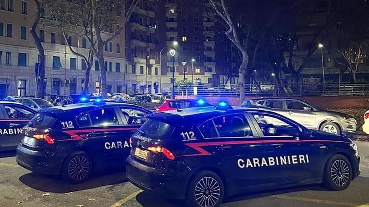 Litiga con la compagna, poi stacca il dito di un passante a morsi: notte di follia a Colli Albani