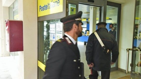 Entrano da un foro in bagno e poi rapinano un ufficio postale