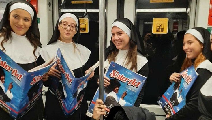 Che cosa ci fanno decine di suore in metrò a Milano: il flash mob per lanciare il musical 'Sister Act'