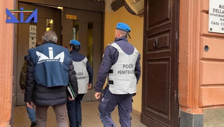 Telefoni ai detenuti, perquisizioni nelle carceri e 31 indagati a Genova: c’è anche Ottavio Spada