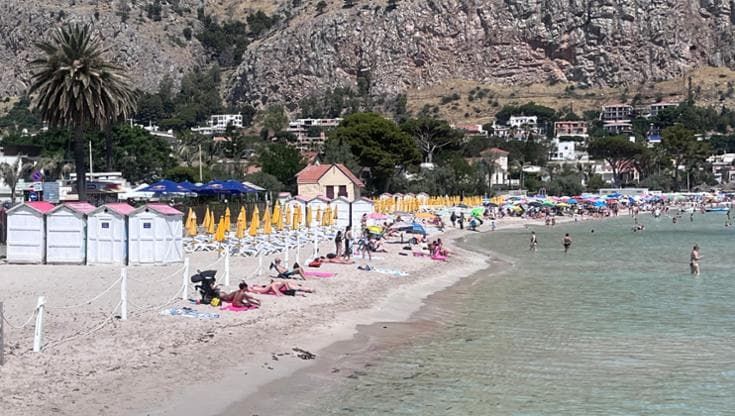 Capanne, abbonamenti e bagnini: la stagione di Mondello non decolla