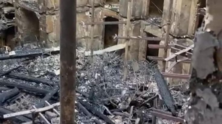 Teatro Sannazaro, le immagini shock. Una pista: l’incendio partito da sotto il palco