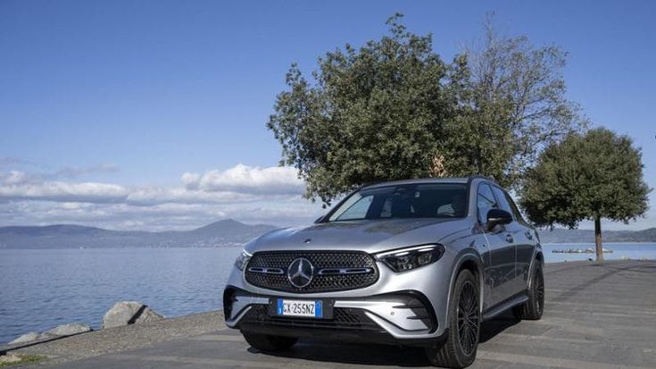 Mercedes GLC festeggia le 100.000 unità vendute in Italia a tutto ibrido, in attesa dell’elettrica